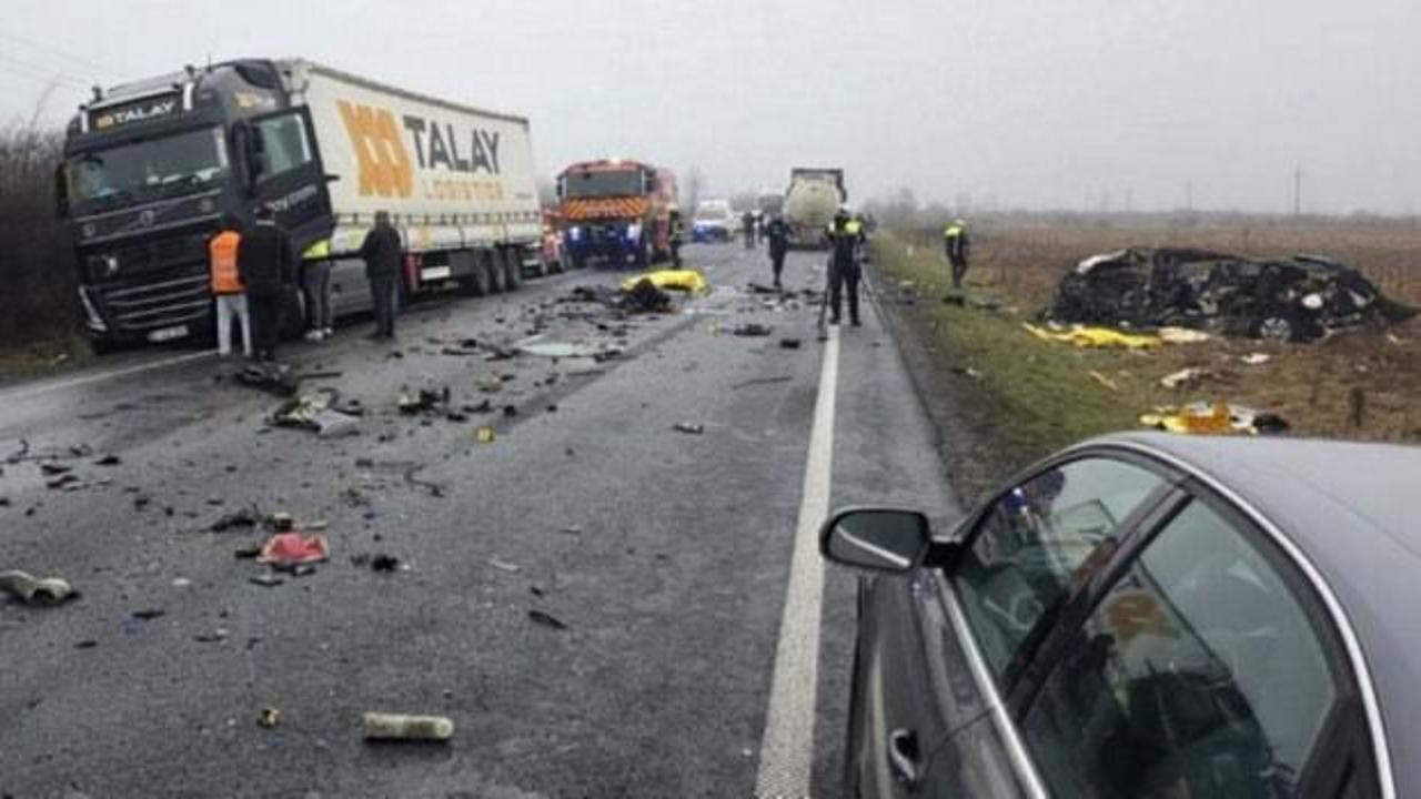 Taraftarları taşıyan araç tırla çarpıştı! 7 kişi öldü