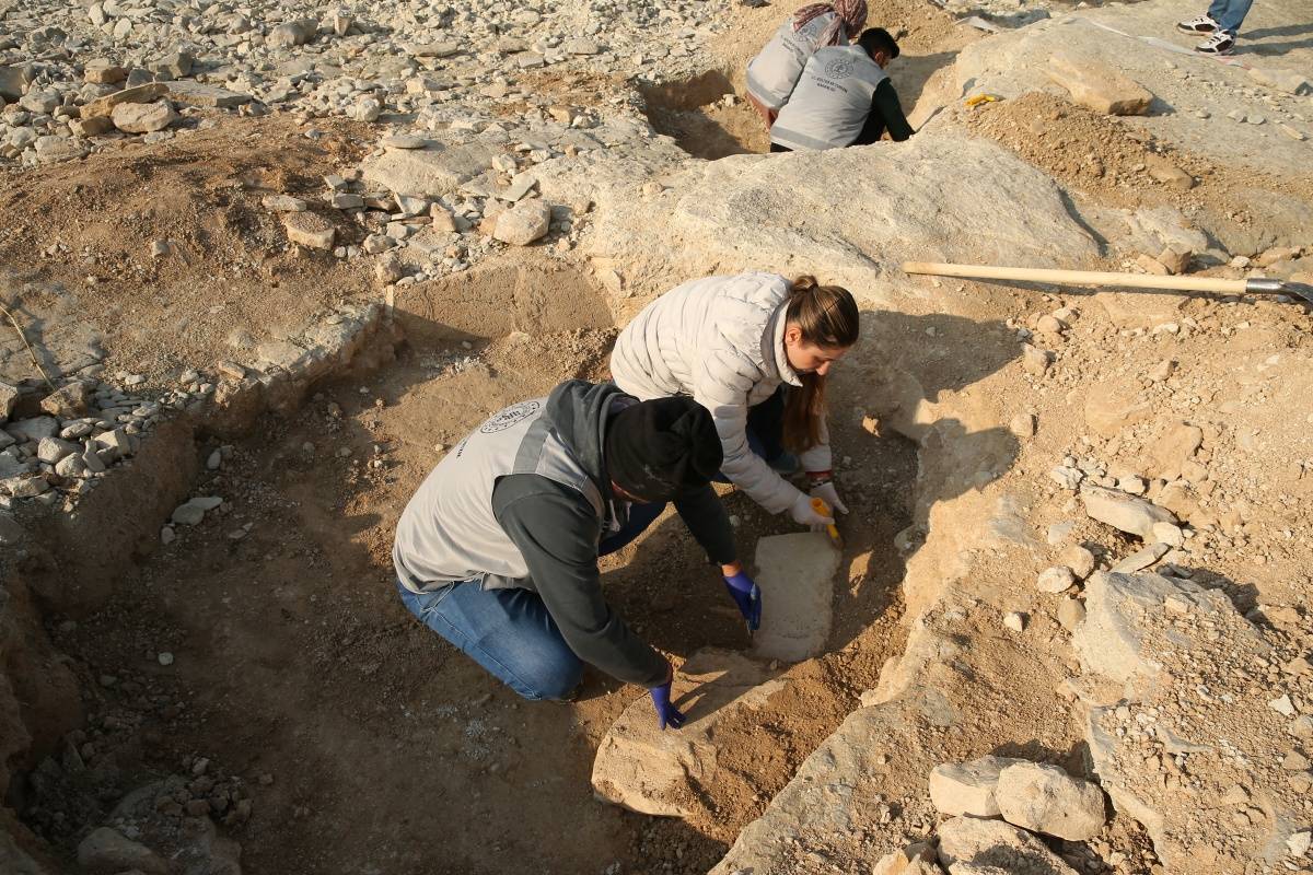 Adıyaman’da Göbeklitepe’deki “T” taşları andıran yapılar bulundu